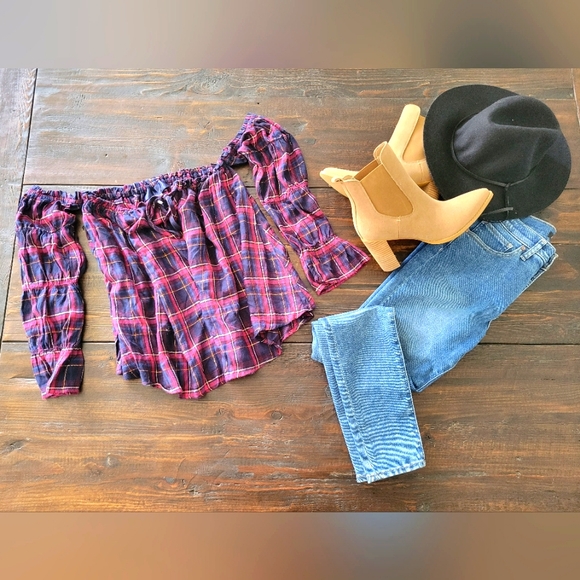 Francesca's Collections Tops - NWOT Plaid off the shoulder top-small